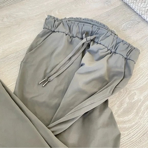 Lululemon pant size 4 - Picture 9 of 10